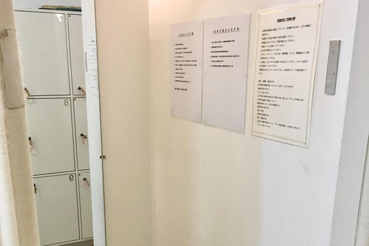 fürdőszoba fehér szekrényekkel és falon lévő feliratokkal