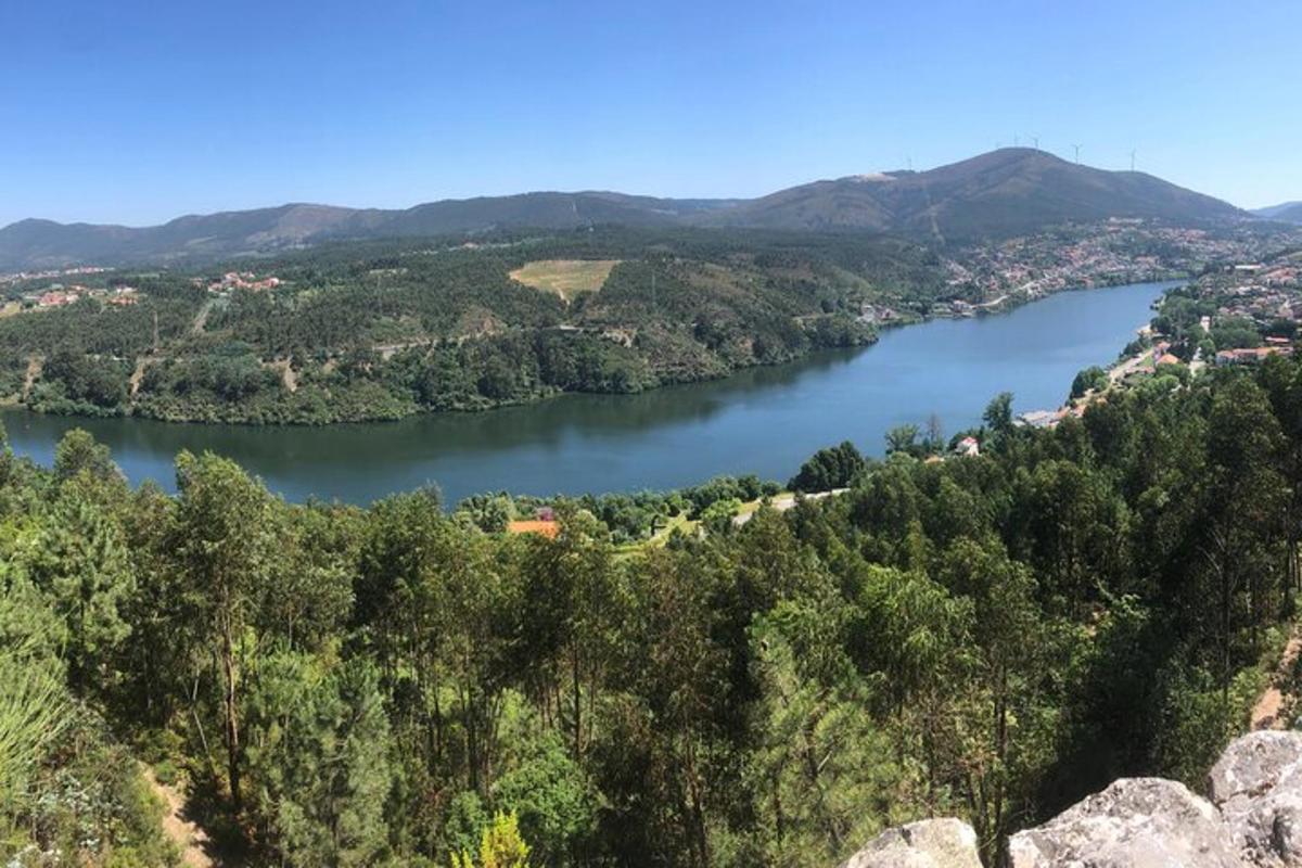 una vista di un fiume con le montagne sullo sfondo