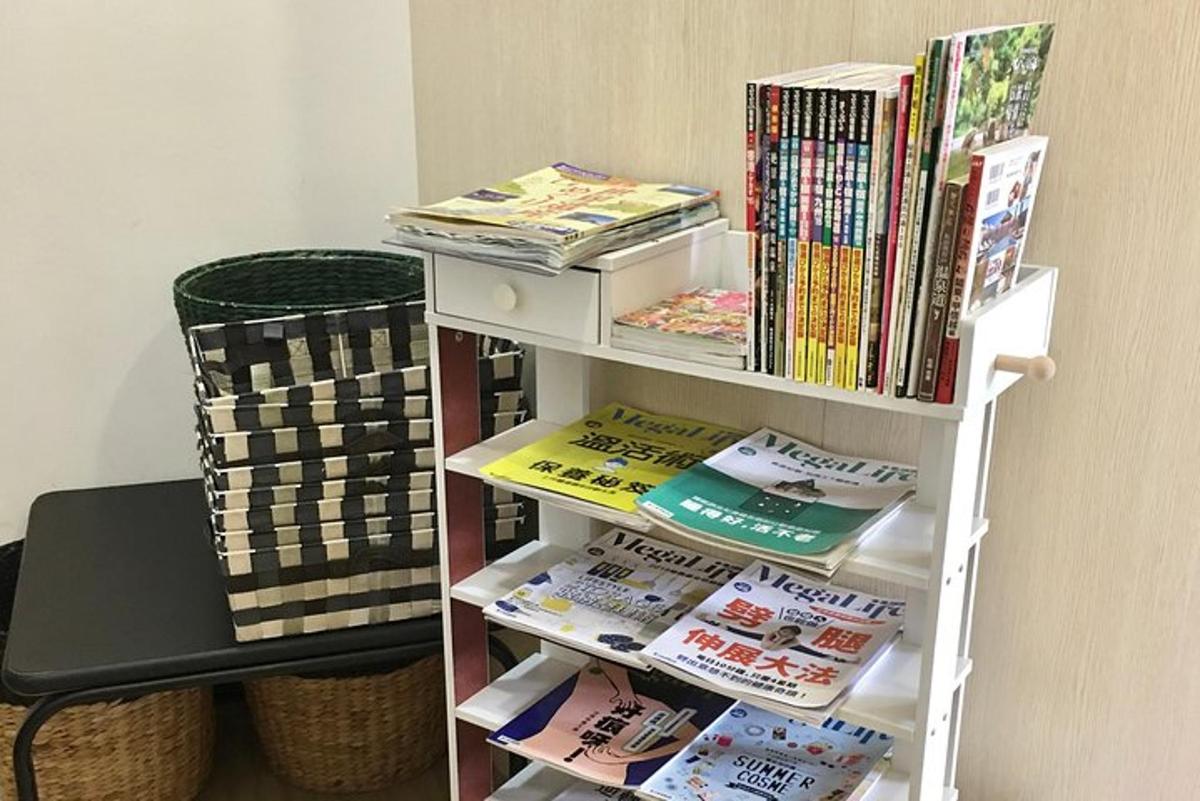 egy asztal melletti könyvespolc tele könyvekkel