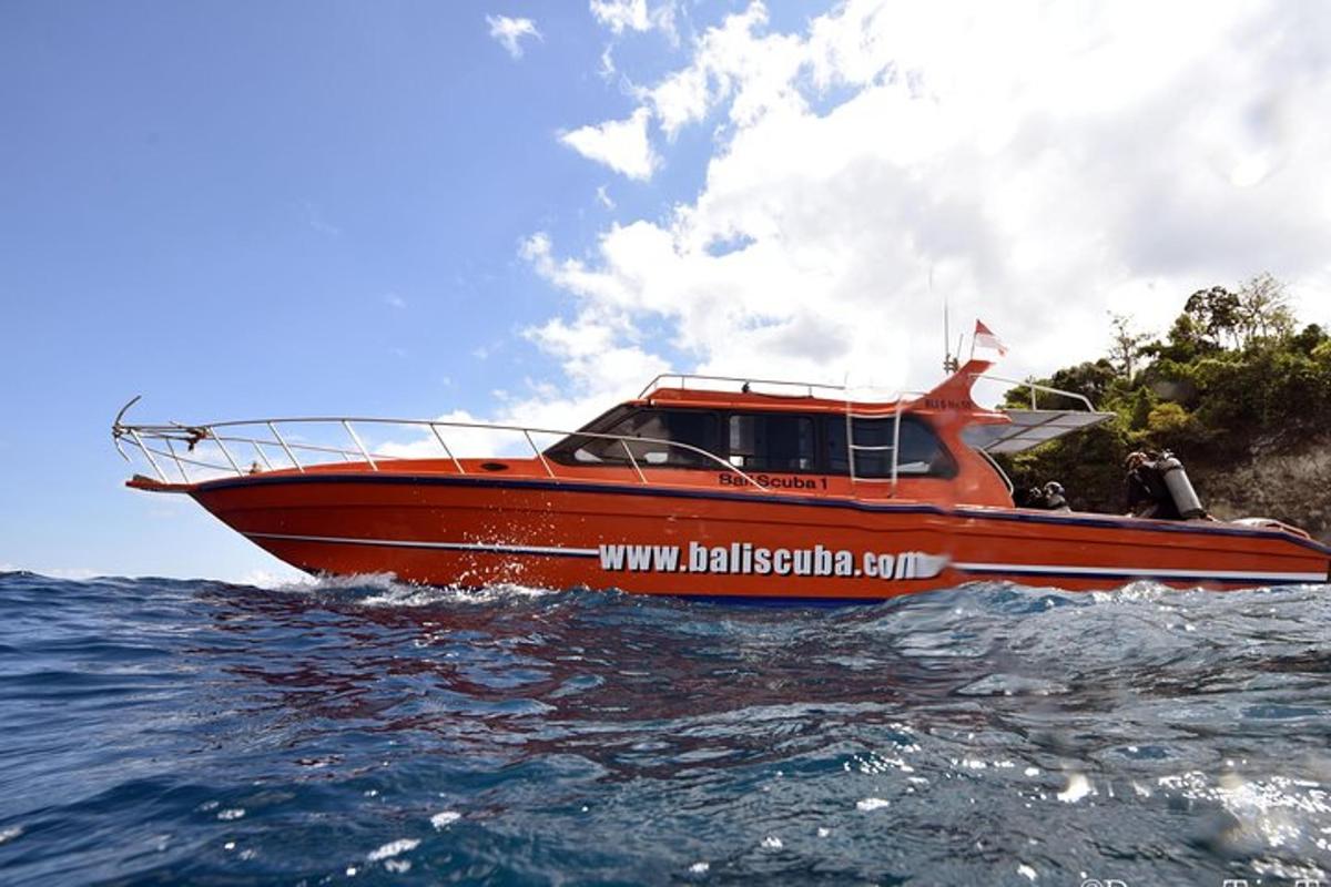una barca rossa sull'acqua nell'oceano