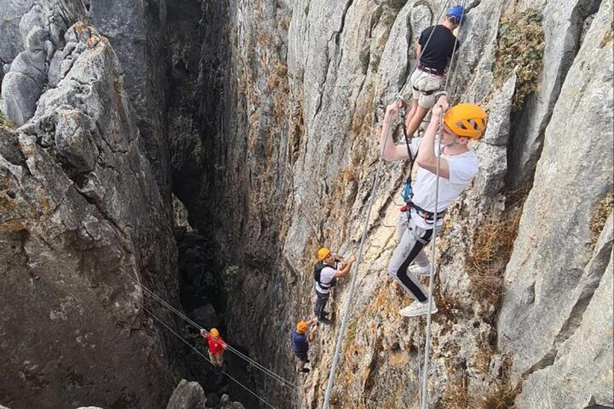 un gruppo di persone che si arrampica su una parete rocciosa