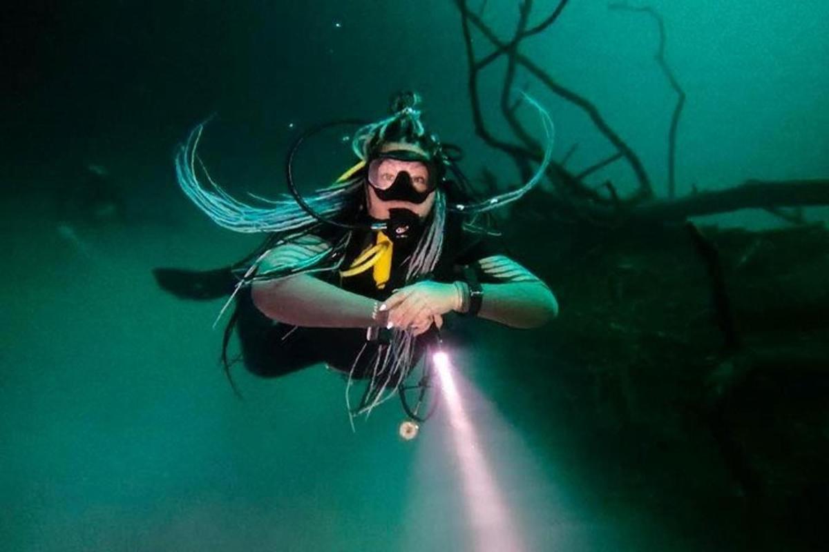 un uomo è in acqua di notte