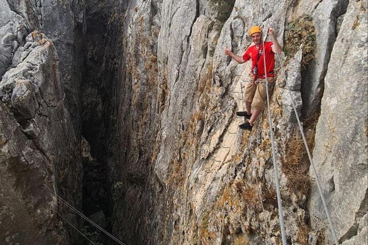 muž stojaci na skalnej stene