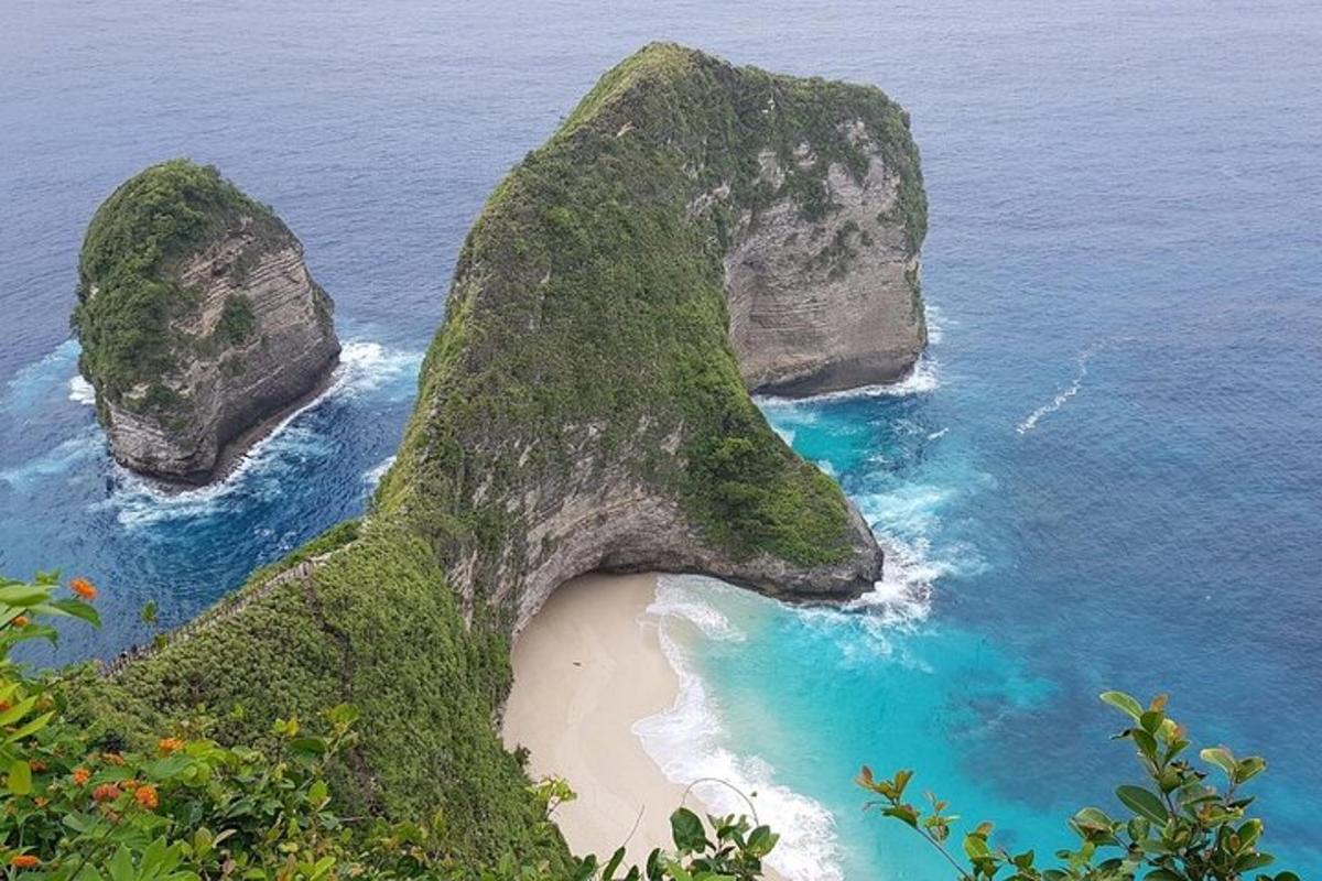 sebuah pulau dengan pantai dan batu di lautan