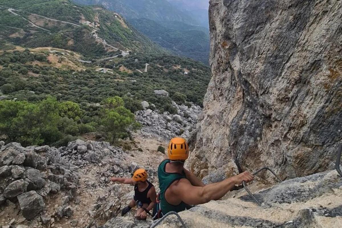 due persone sono sedute su una montagna rocciosa