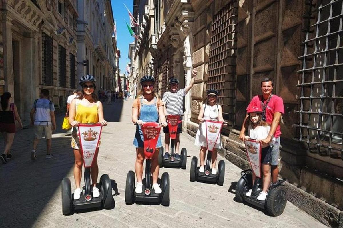 skupina lidí jedoucích na segwayích po ulici