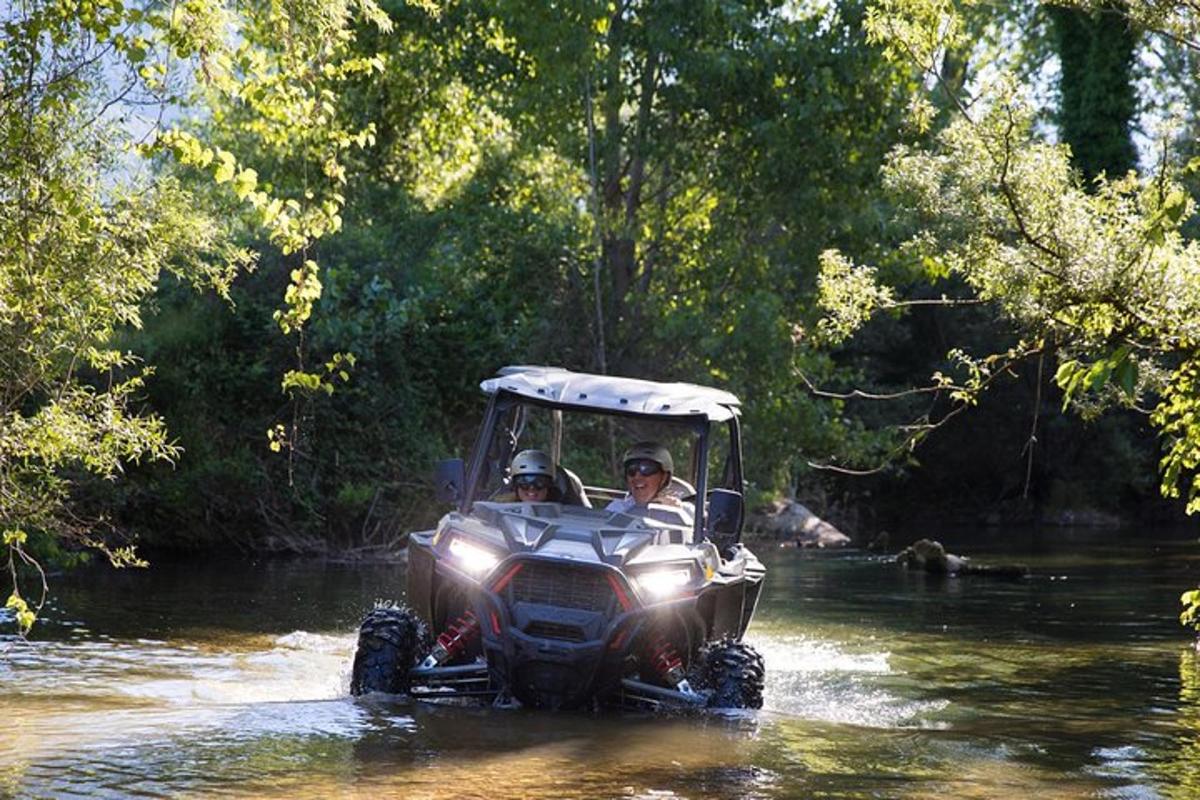 due persone su un quad in acqua