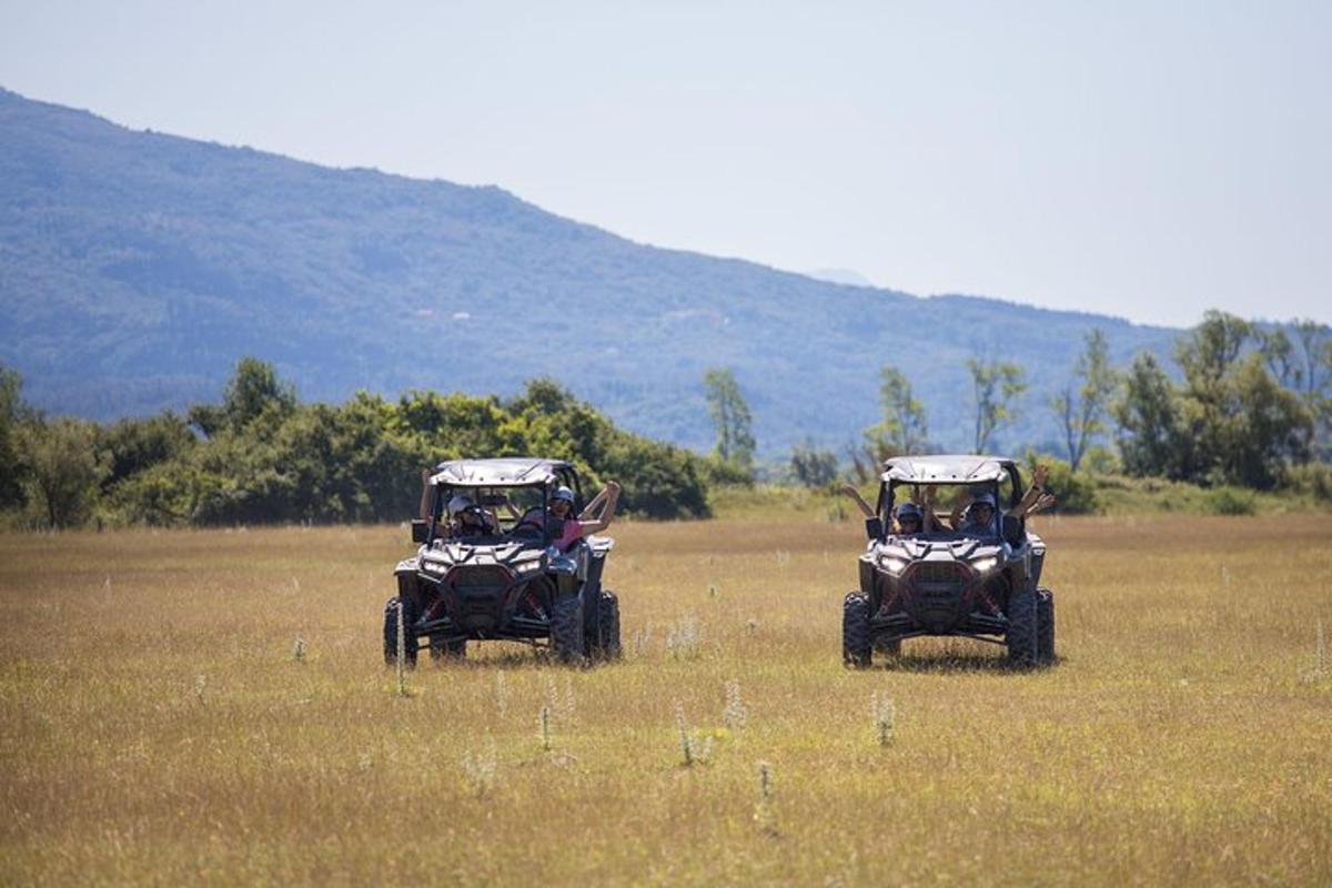 due quad in mezzo a un campo