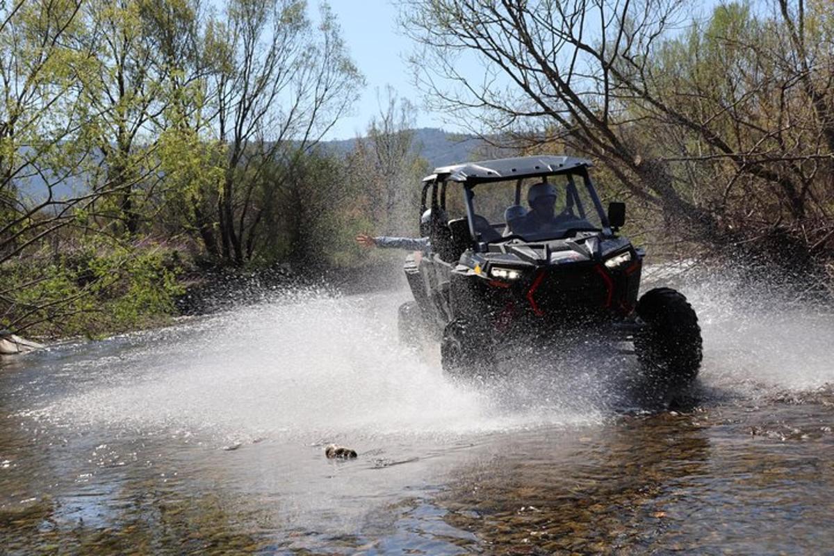 una persona in una jeep che attraversa un fiume