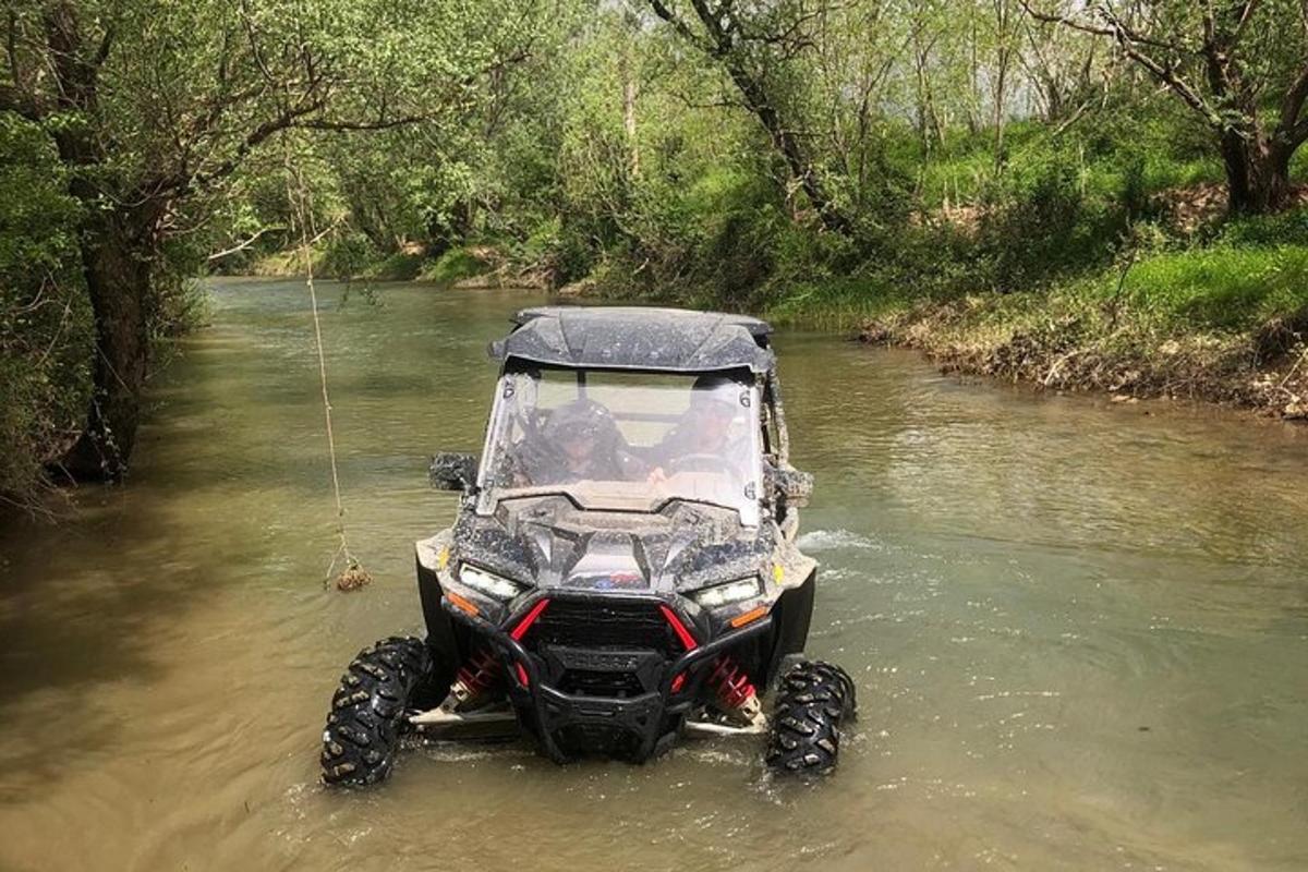 un quad in acqua su un fiume
