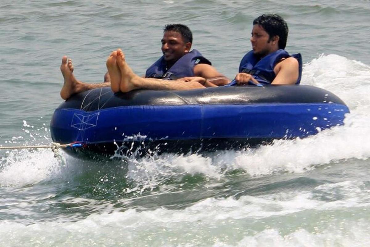 due uomini stanno viaggiando su una zattera in acqua