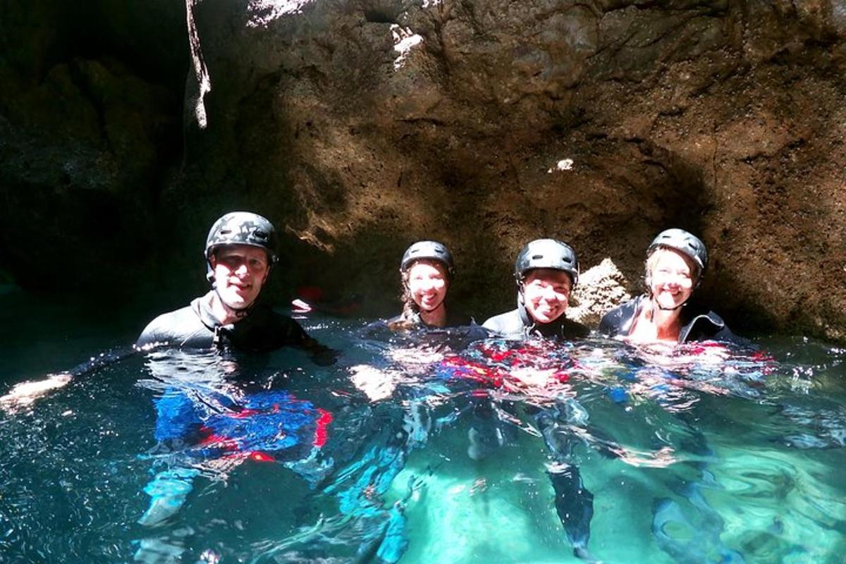 un grup d'homes a l'aigua en una cova