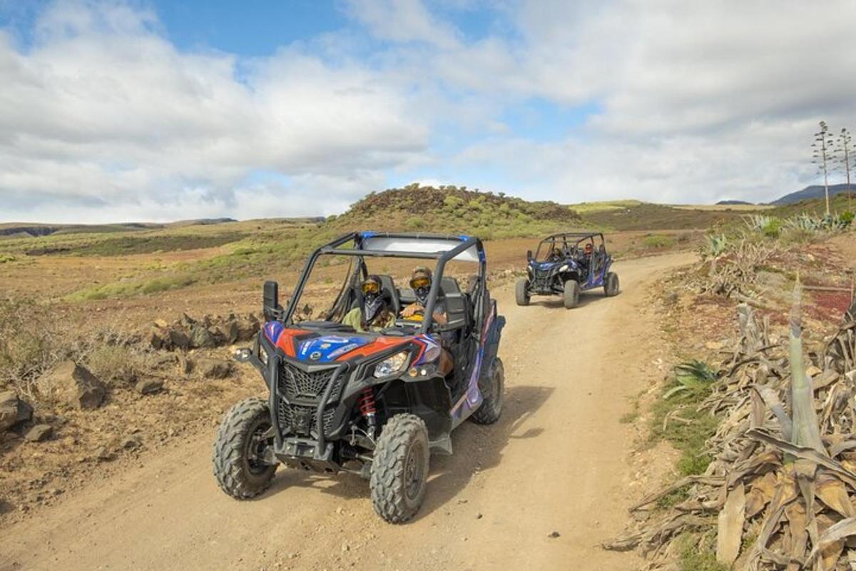 két ember ATV-zik egy földúton