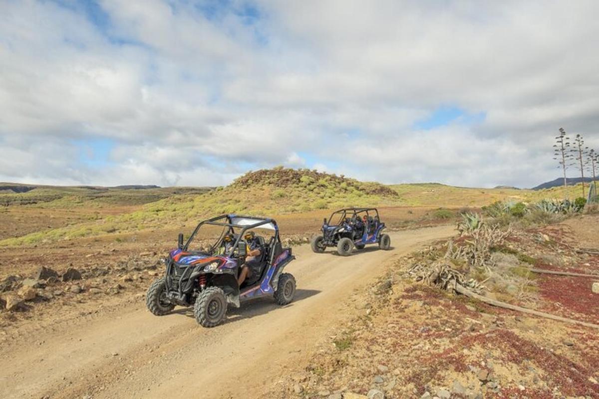 Két ATV hajt végig egy földúton