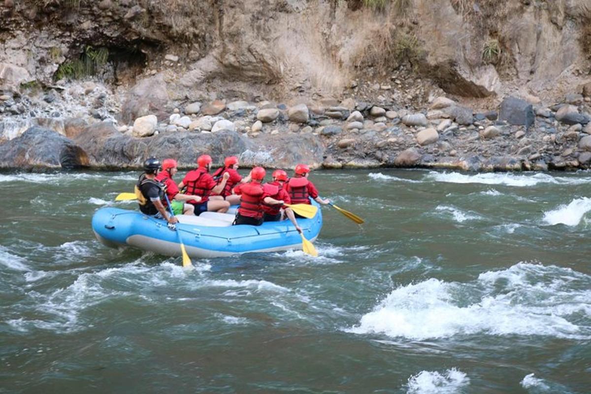 sekelompok orang di atas rakit di sungai