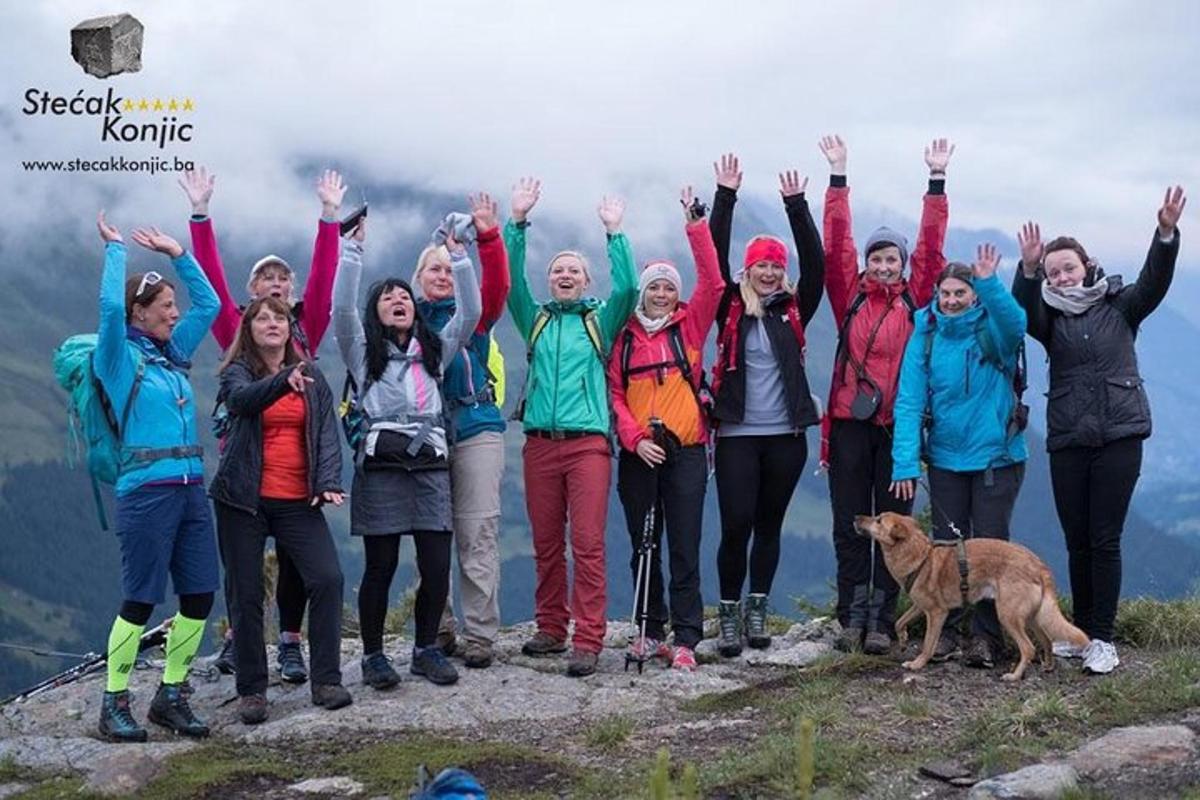 hópur fólks sem stendur uppi á fjallstindi