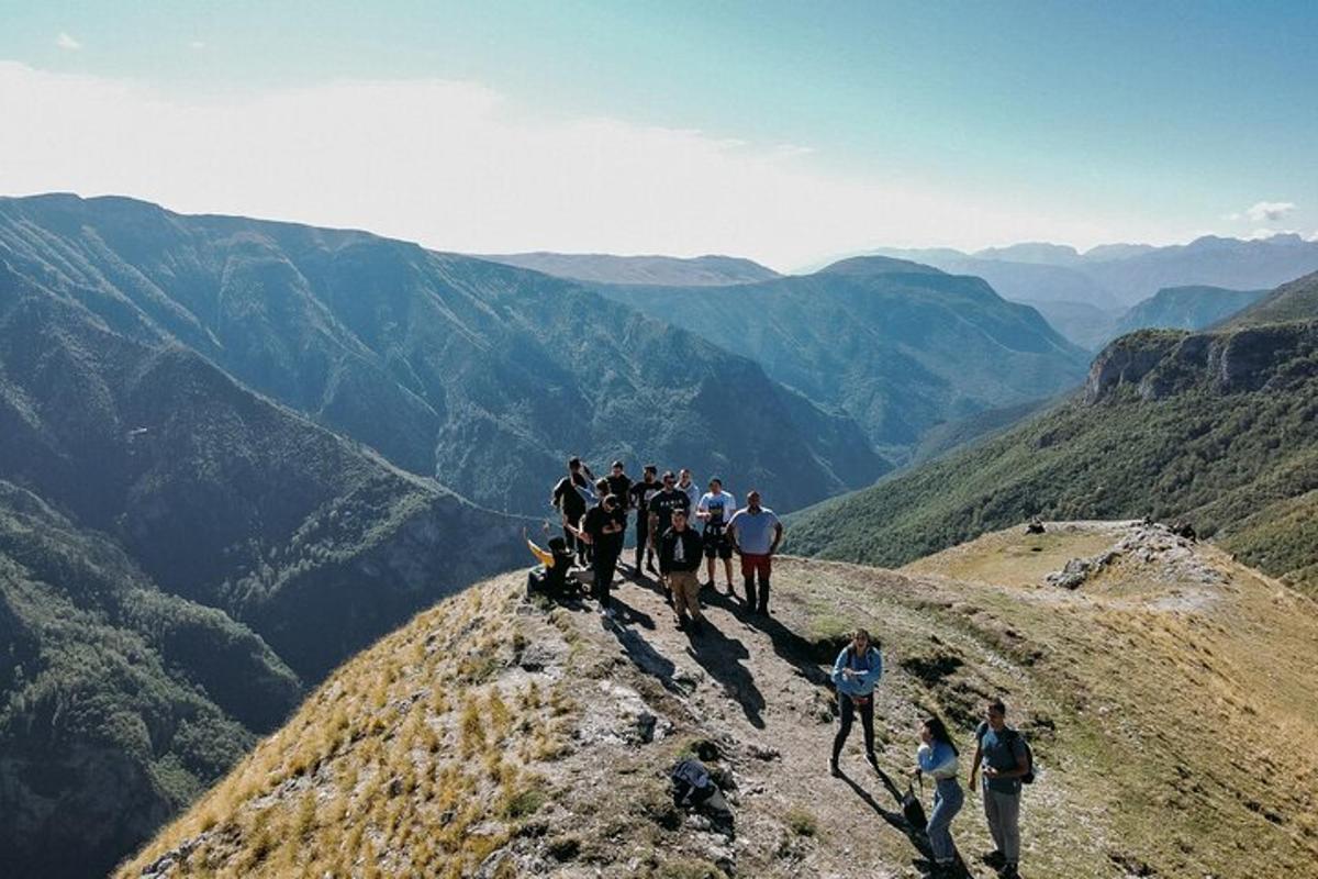 hópur fólks sem stendur uppi á fjallstindi