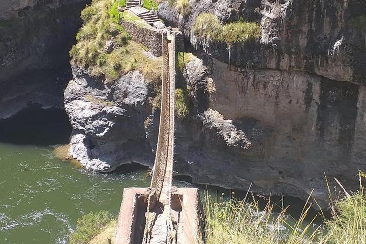 jembatan kayu di atas sungai di samping tebing