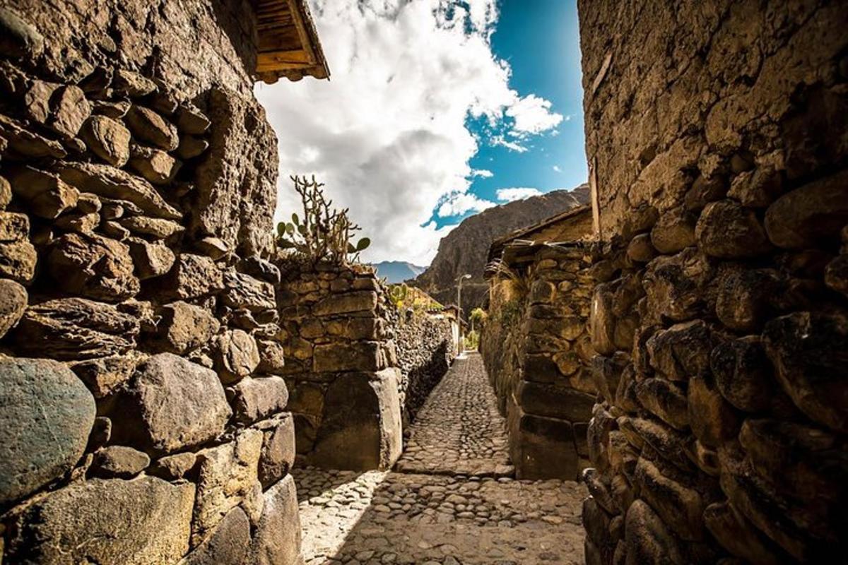 une ruelle dans un vieux bâtiment en pierre avec un ciel