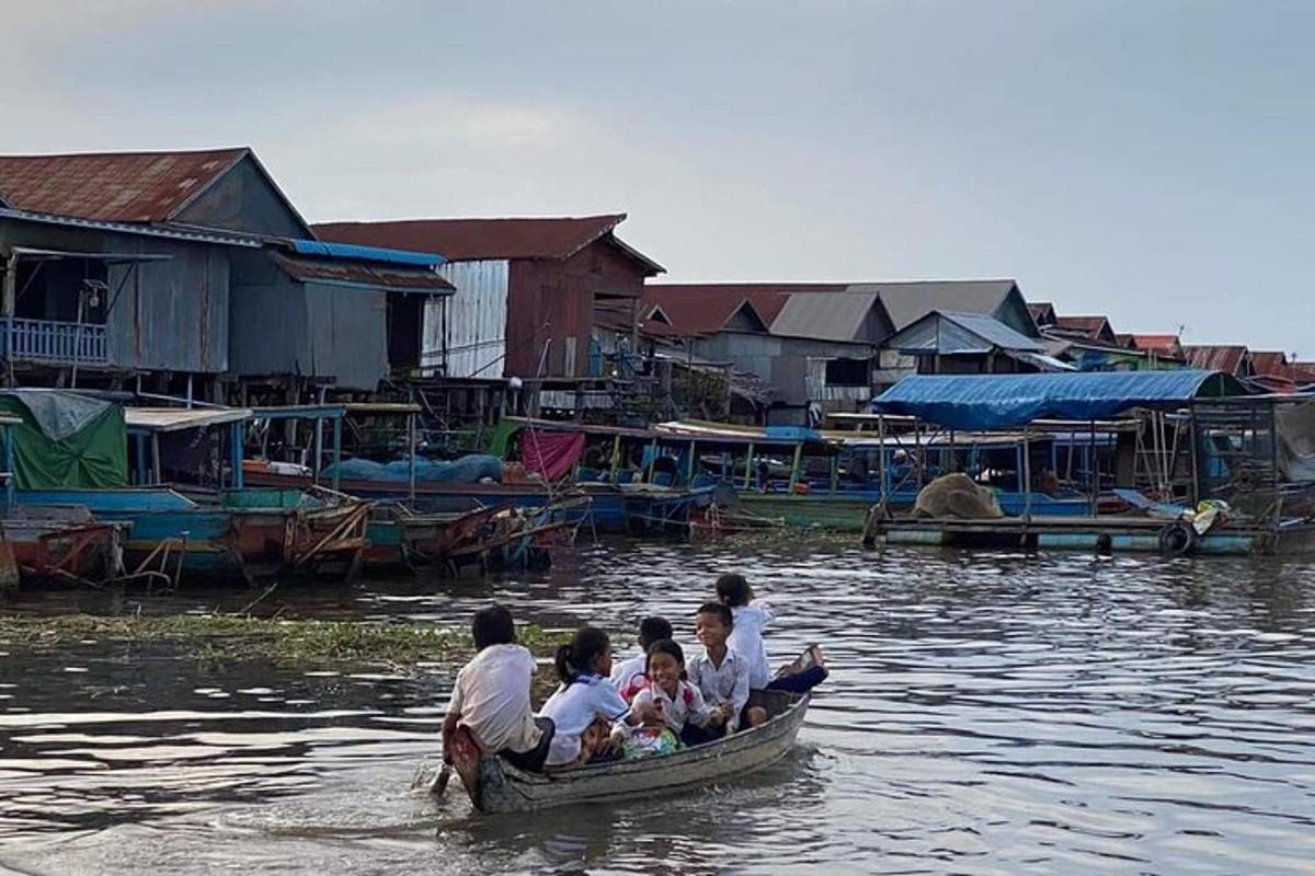 sekumpulan orang dalam bot di atas air