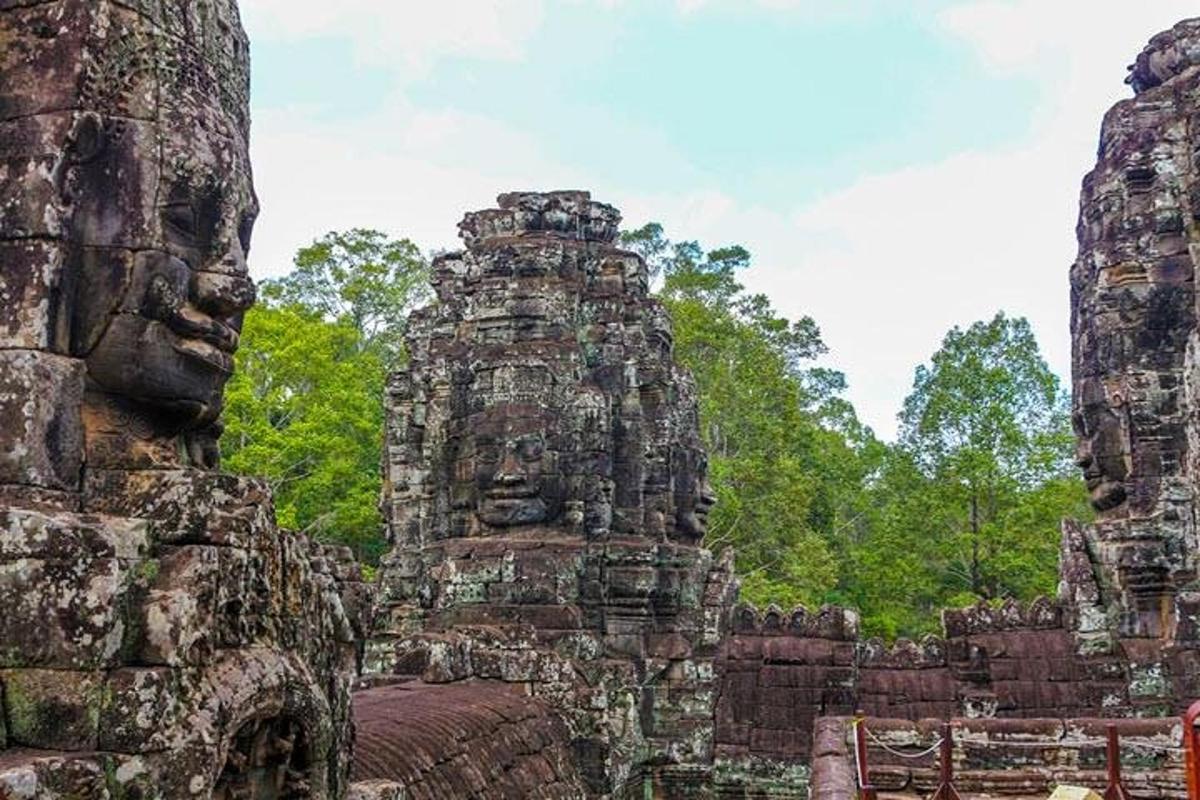 eine Gruppe von Steingesichtern in einem Tempel