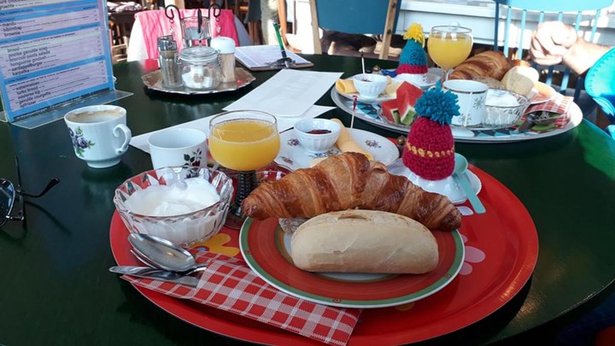 una taula amb un plat de pa i croissants