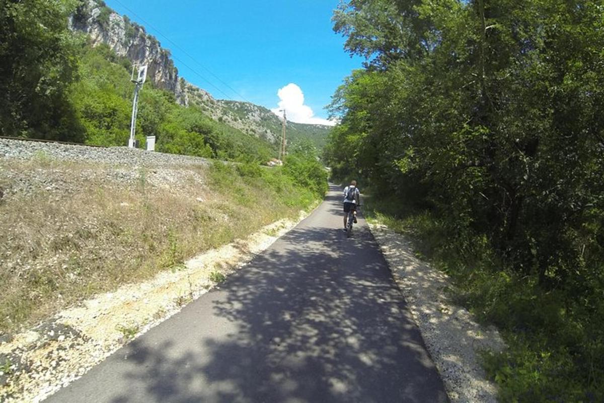 osoba jazdiaca na bicykli po ceste