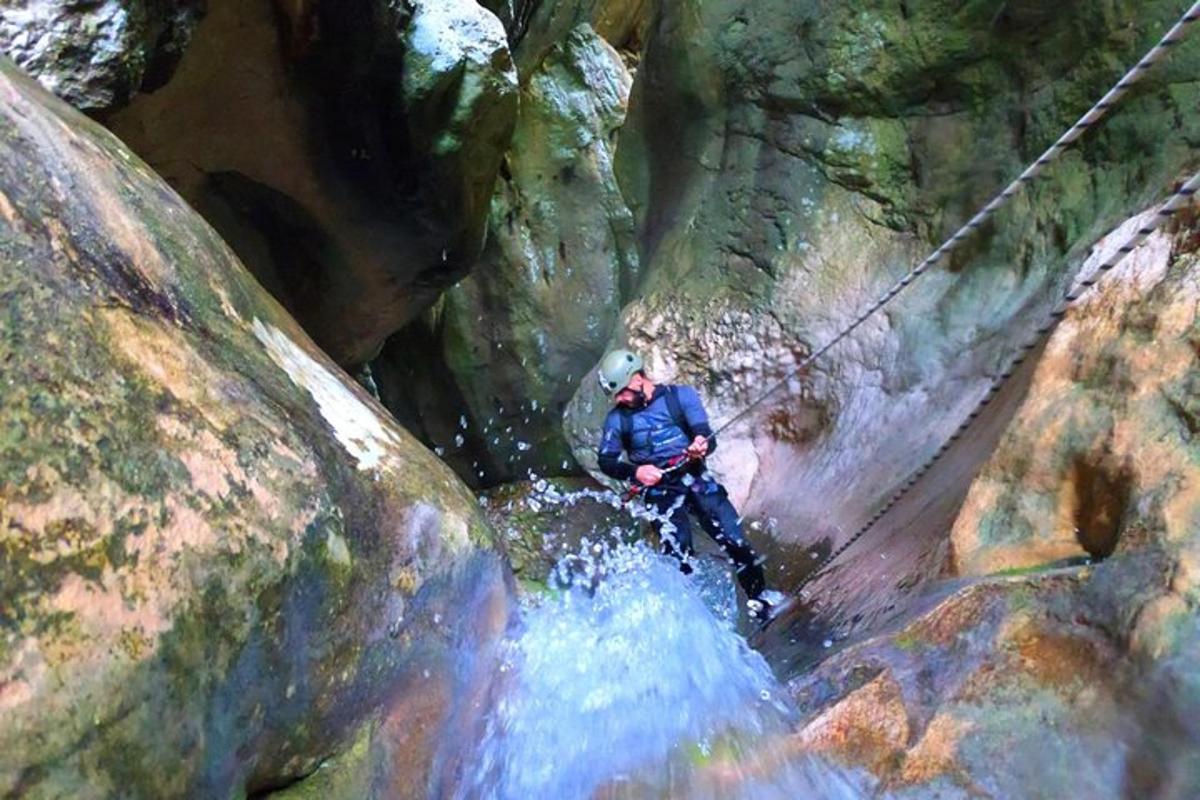 un uomo in piedi in mezzo a una cascata