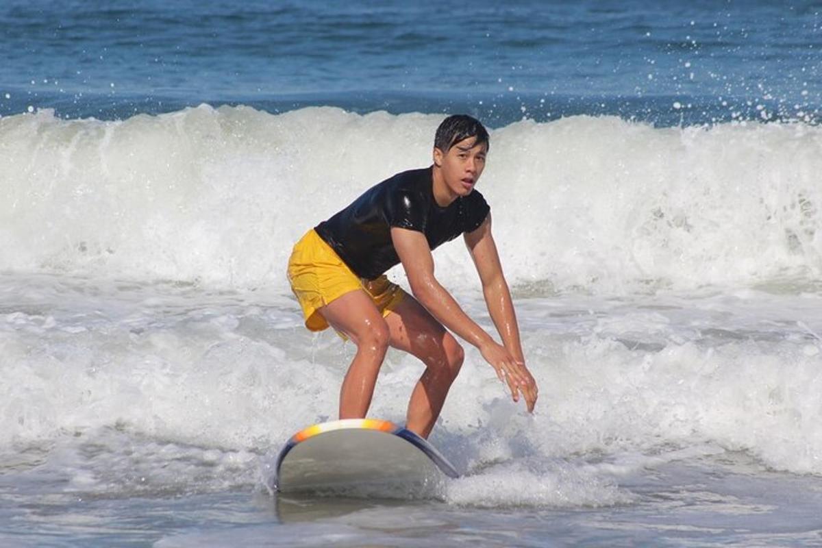 un ragazzino che cavalca un'onda su una tavola da surf nell'oceano