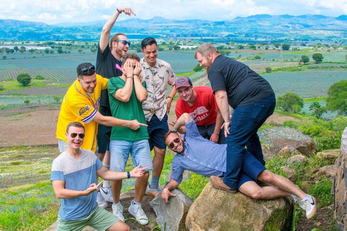 skupina ľudí pózujúcich na fotku na skale