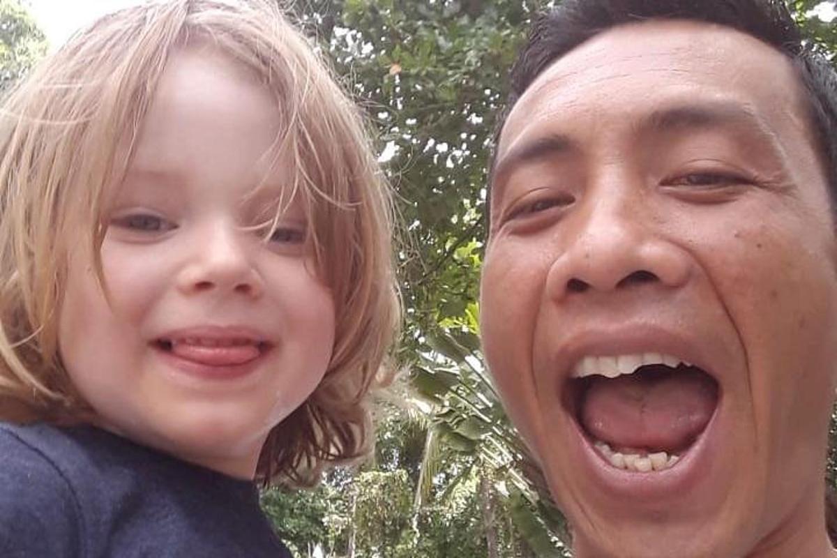 seorang lelaki dan seorang gadis kecil dengan mulut terbuka