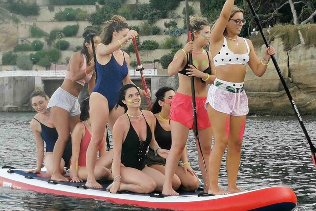 skupina žensk na deski za veslanje v vodi