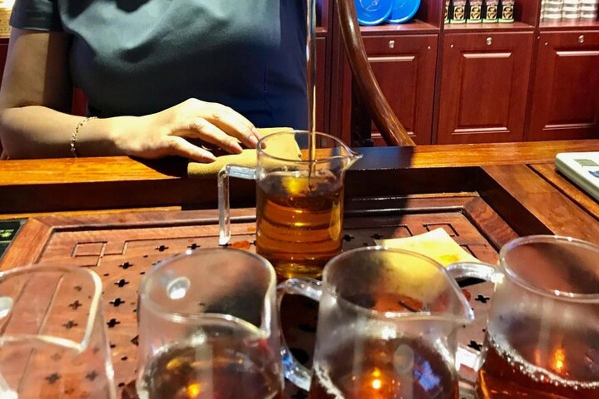 egy személy ül egy bárban egy pohár whiskyvel