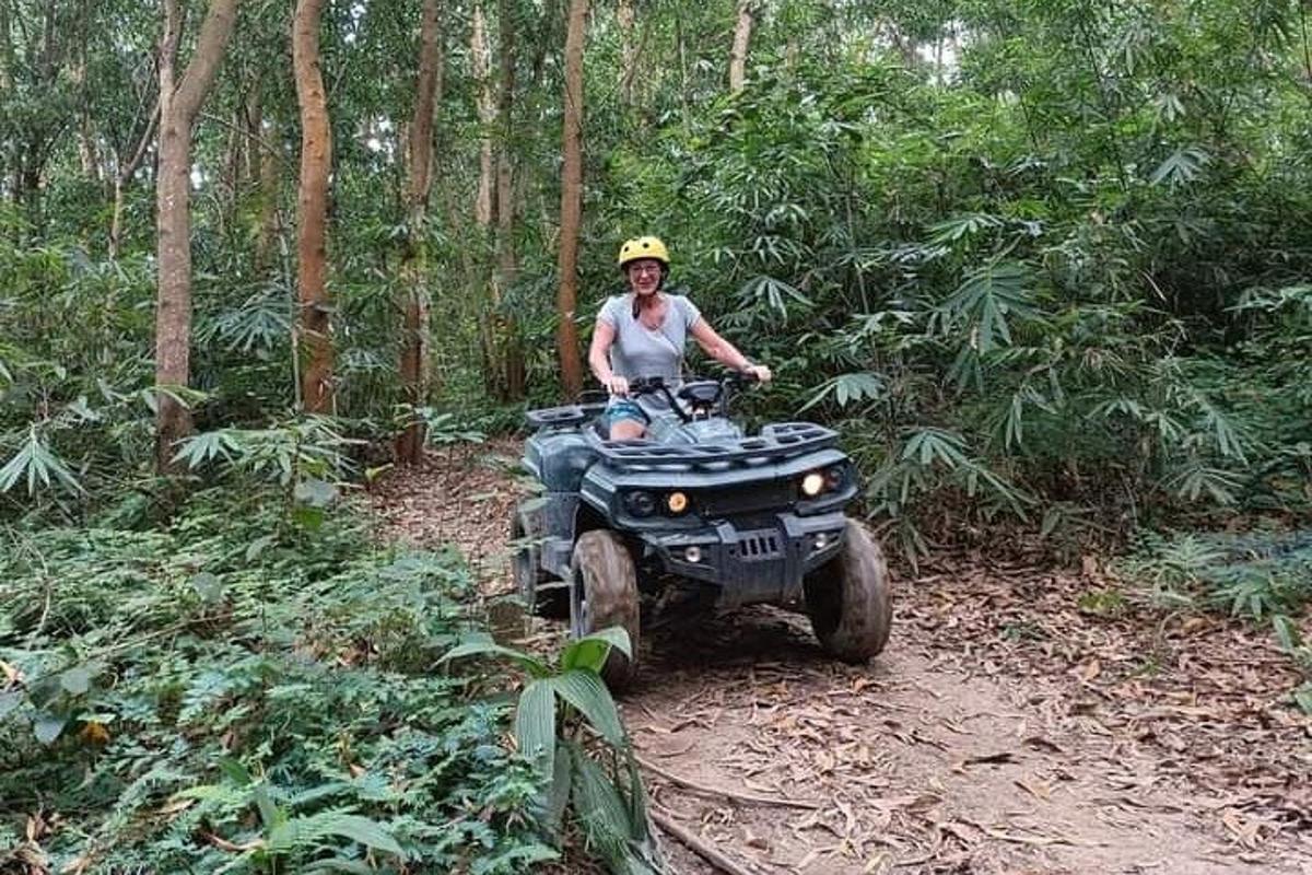 ormanda ATV süren bir adam