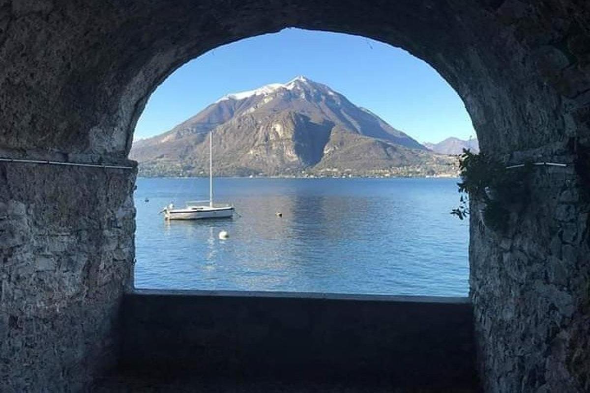 Una vista de un barco en el agua a través de un túnel.