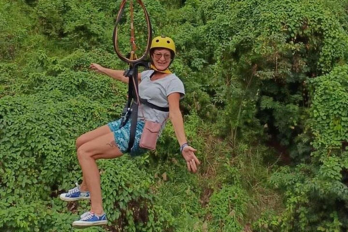bir kadın zipline'da asılı duruyor