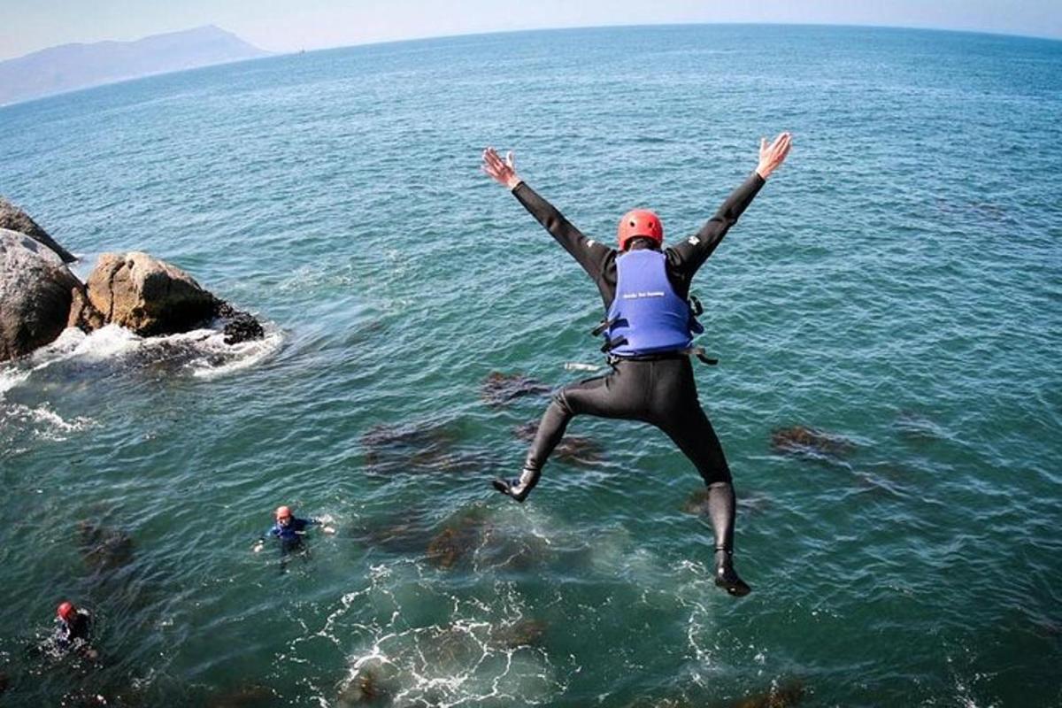 una donna che salta in acqua nell'oceano