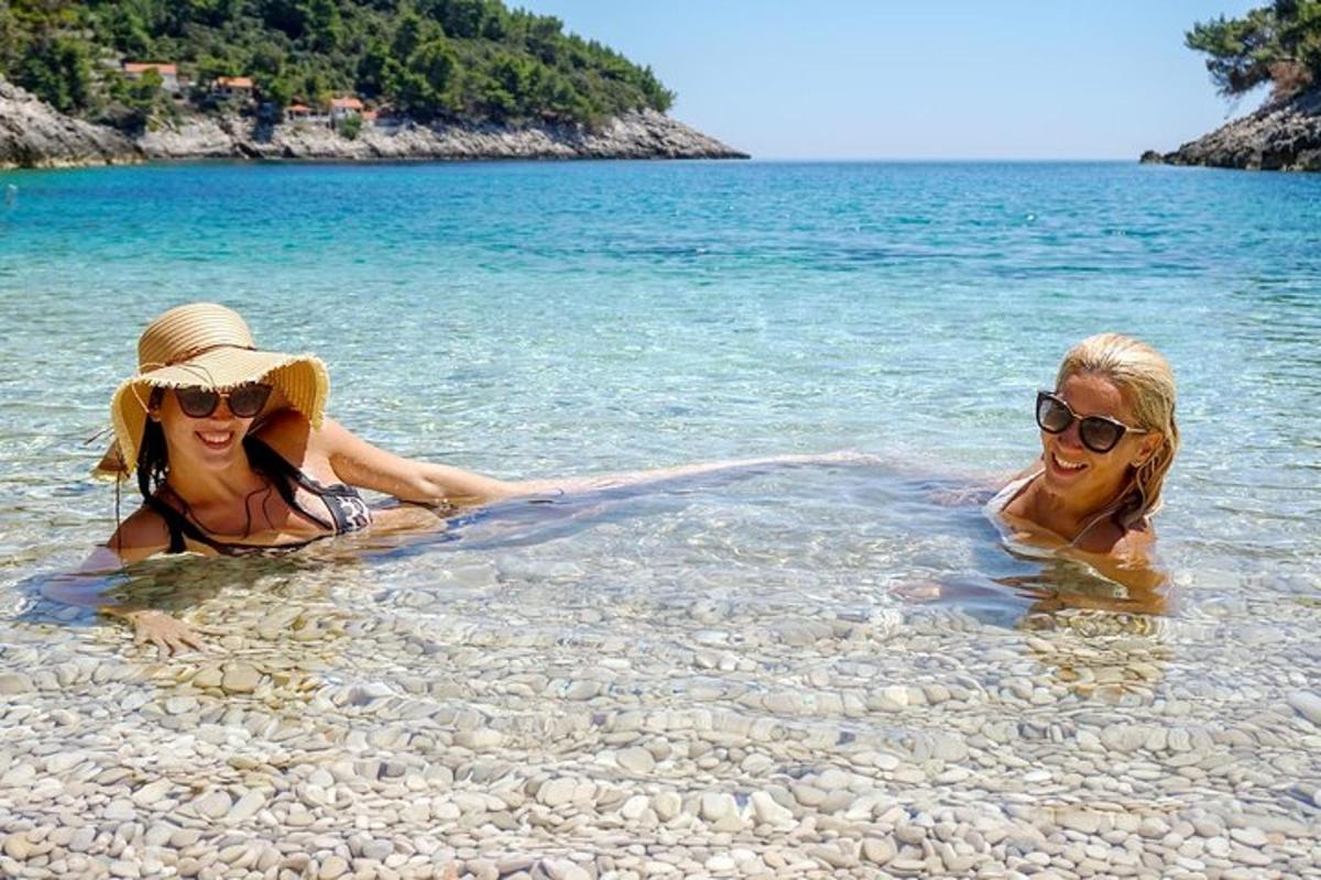 дві жінки лежать у воді на пляжі