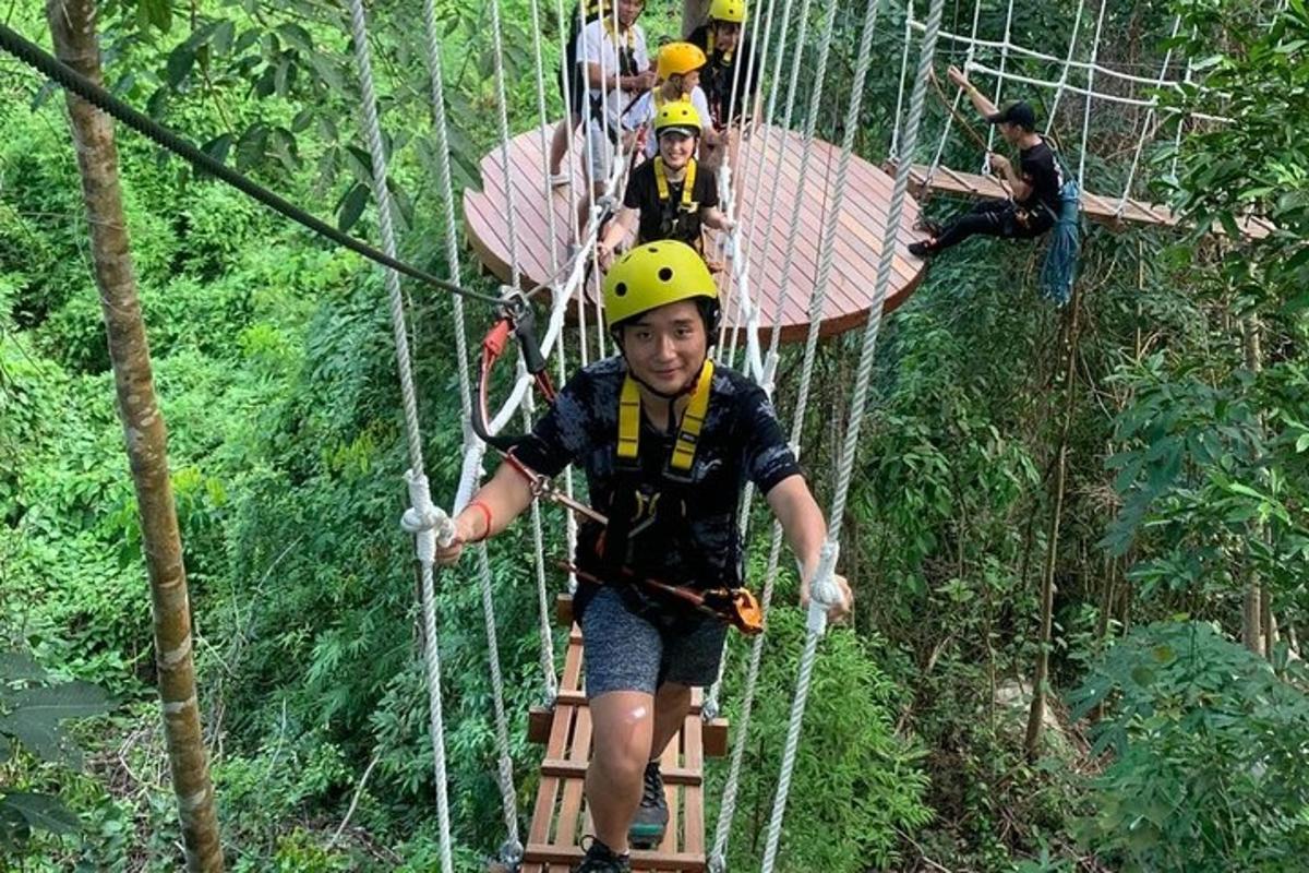 egy csoport ember egy zipline-on a dzsungelben