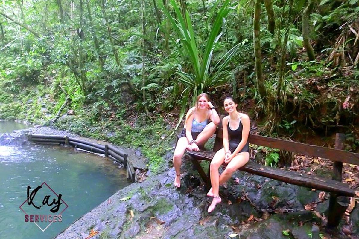 Dvě ženy sedící na lavičce v džungli