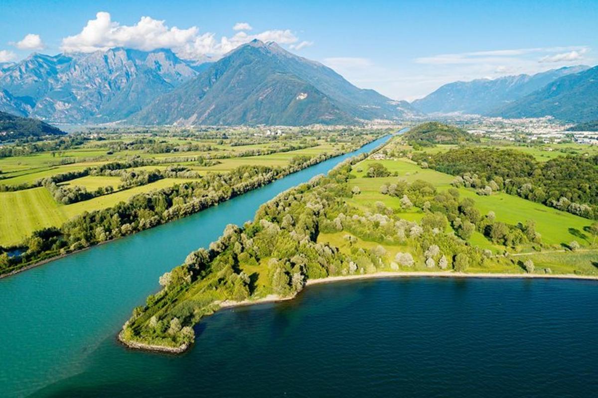 upės su medžiais ir kalnais vaizdas iš oro