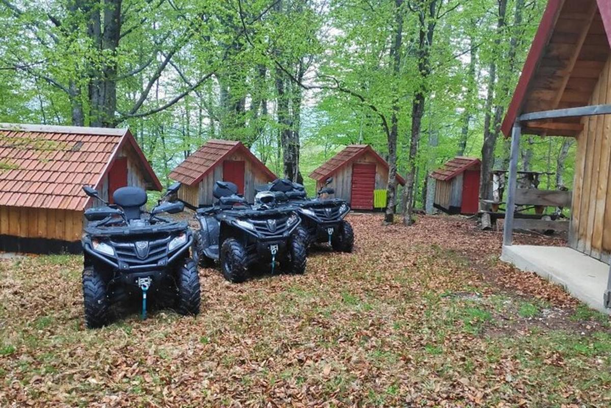 một nhóm bốn chiếc xe địa hình đỗ trước một cabin