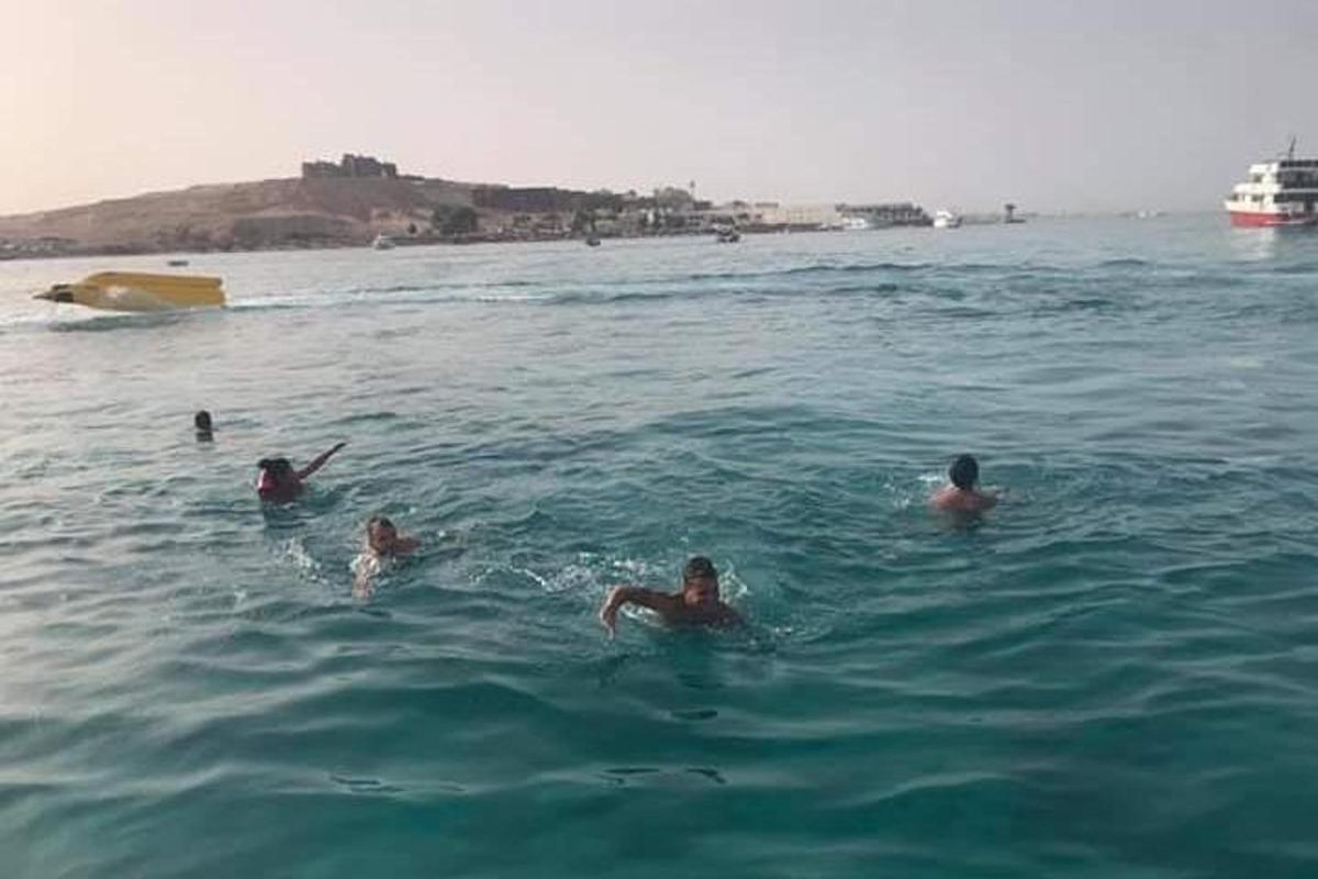 um grupo de pessoas nadando no oceano