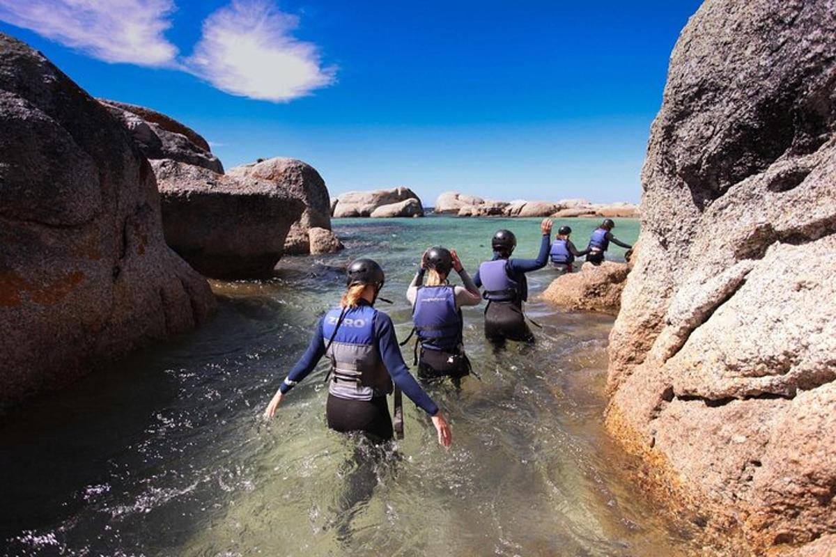 un gruppo di persone che camminano nell'acqua
