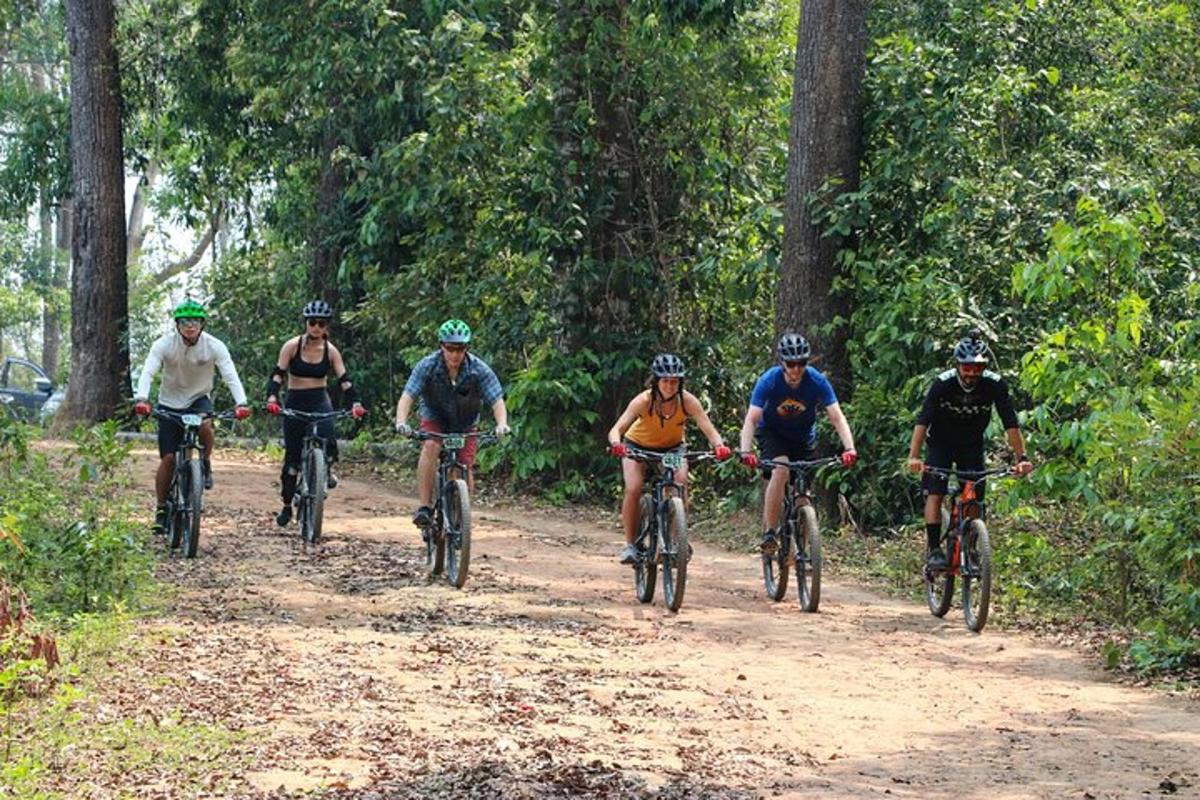 un gruppo di persone in bicicletta lungo un sentiero sterrato