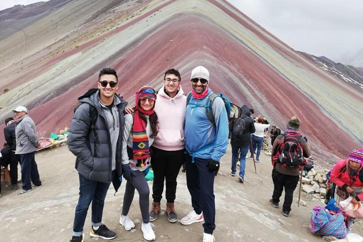 hópur fólks sem stendur fyrir framan píramída