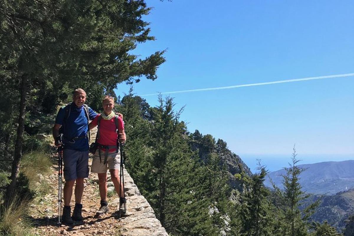 un uomo e una donna in piedi su un sentiero di montagna
