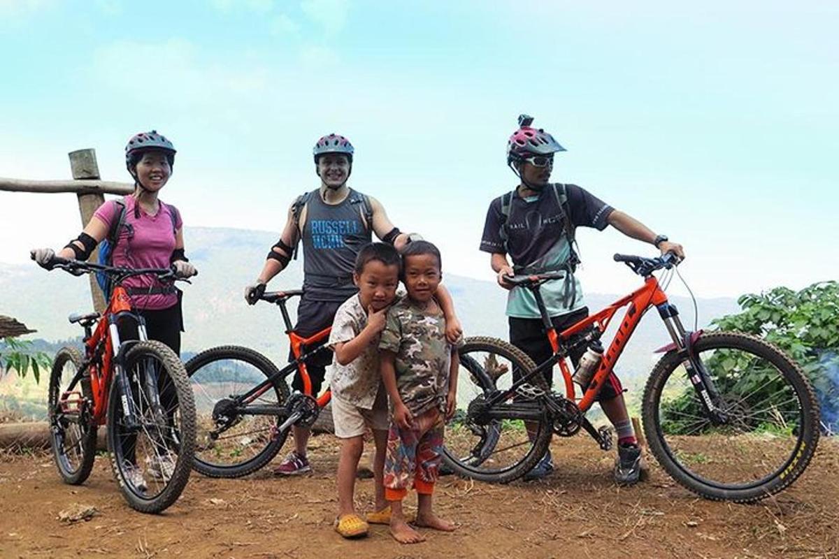 un gruppo di persone con le loro biciclette su una montagna