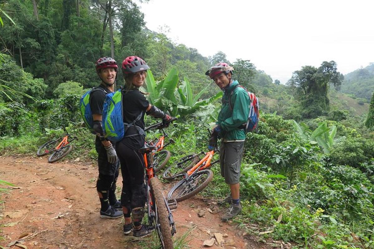 un gruppo di tre persone con le biciclette su un sentiero
