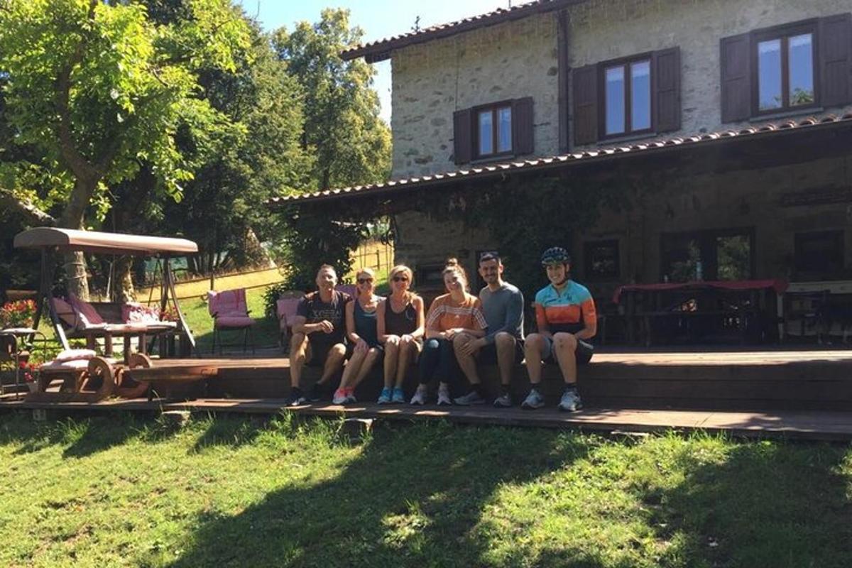skupina lidí sedících na schodech domu